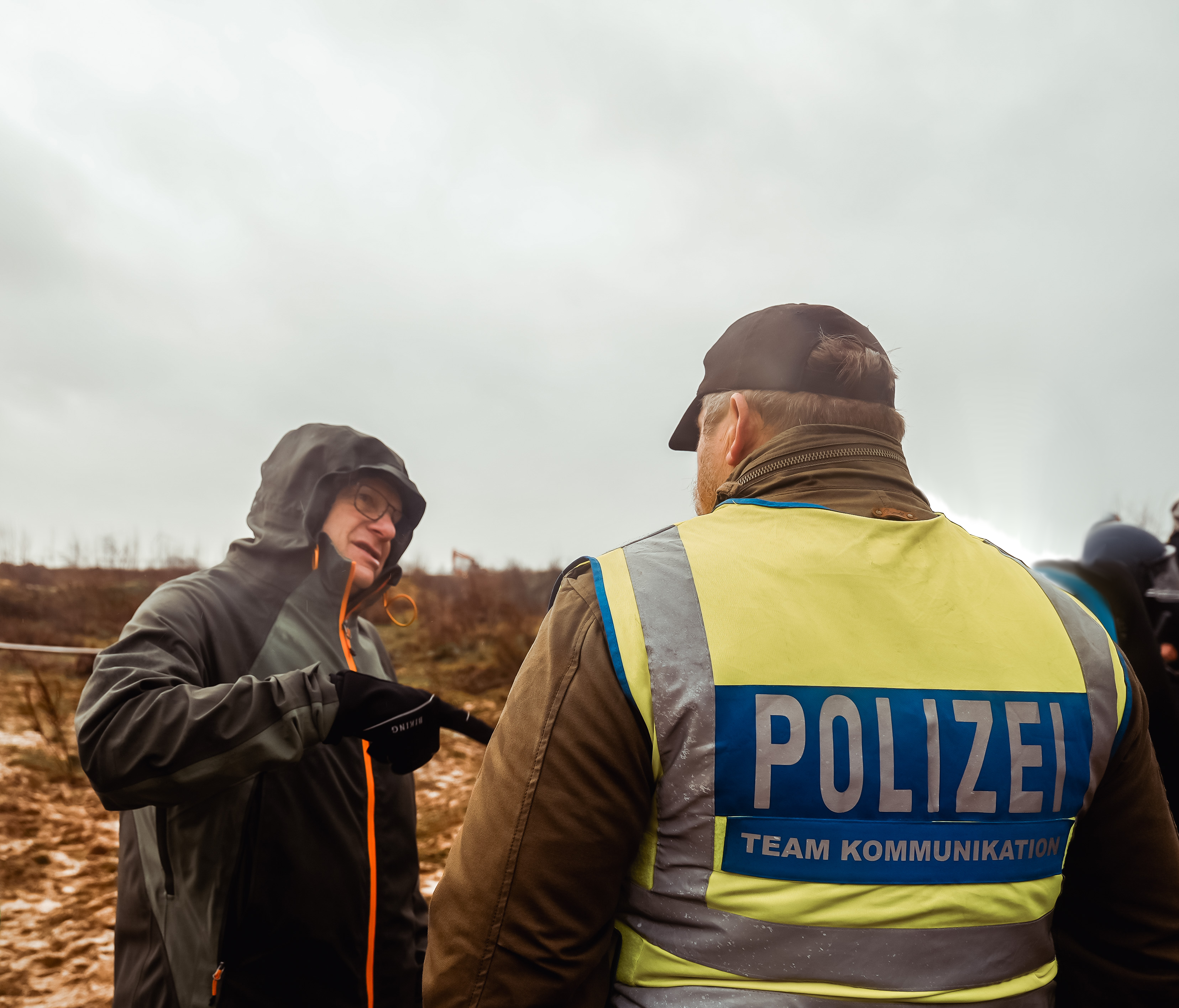 Thomas Schnelle mit Polizeibeamten am Tag der Räumung