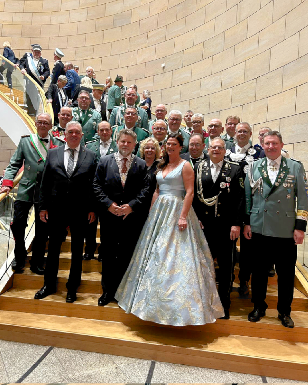 Sch&uuml;tzinnen und Sch&uuml;tzen aus dem Kreis Heinsberg mit Bernd Kr&uuml;ckel, Thomas Schnelle und Hochmeister Max Freiherr Spies von B&uuml;llesheim
